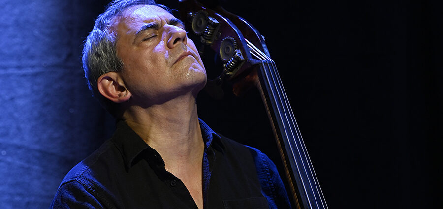 Claude Tchamitchian 5t «Unsung Heroes» (Les Émouvantes / CPBM, 2026-09-11 / Marseille -France-) [04] Por Joan Cortès [INSTANTZZ AKA Galería fotográfica AKA Fotoblog de jazz, impro… y algo más] - Tomajazz - Claude Tchamitchian 5t «Unsung Heroes» participó en Les Émouvantes en Marsella, Francia, el 11 de septiembre de 2026. Joan Cortès lo retrata en INSTANTZZ. Con Claude Tchamitchian, Sakina Abdou, Matthias Mahler, Fabrice Martínez, Christophe Marguet