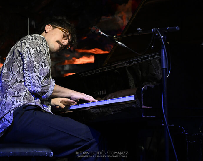 Hernán Jacinto “Gardel” (Jamboree, 2026-07-31 / Barcelona) Por Joan Cortès [INSTANTZZ AKA Galería fotográfica AKA Fotoblog de jazz, impro… y algo más] - Tomajazz - Hernán Jacinto “Gardel” actuó en Jamboree, Barcelona, el 31 de julio de 2026. Joan Cortès lo retrata en INSTANTZZ. Actuaron Hernán Jacinto, Flavio Romero, Fernando Moreno