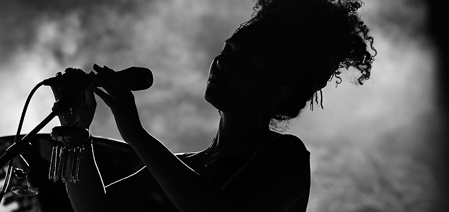 Verano Femenino 2026 (I) Por Joan Cortès [INSTANTZZ AKA Galería fotográfica AKA Fotoblog de jazz, impro… y algo más] - Tomajazz - Tras el final de cada estación, un clásico de Joan Cortès. En octubre es el turno de Verano Femenino 2026