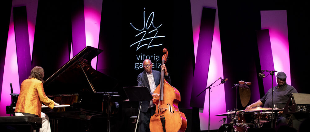 Kris Davis Trío/ Isaiah Collier Quartet (49 Festival de Jazz de Vitoria-Gasteiz 2026. 2026-07-16 y 18) Por Antonio Torres y Pepe Mateos [Conciertos de Jazz] - Tomajazz - Kris Davis Trío / Isaiah Collier Quartet actuaron en el 49 Festival de Jazz de Vitoria-Gasteiz 2026. Antonio Torres y Pepe Mateos relatan y retratan los conciertos. Con Kris Davis, Robert Hurst, Johnathan Blake, Isaiah Collier, Conway Campbell, Davis Whitfield, Tim Regis
