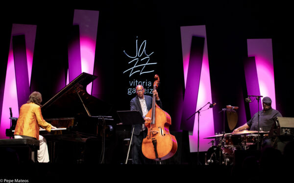 Kris Davis Trío/ Isaiah Collier Quartet (49 Festival de Jazz de Vitoria-Gasteiz 2026. 2026-07-16 y 18) Por Antonio Torres y Pepe Mateos [Conciertos de Jazz] - Tomajazz - Kris Davis Trío / Isaiah Collier Quartet actuaron en el 49 Festival de Jazz de Vitoria-Gasteiz 2026. Antonio Torres y Pepe Mateos relatan y retratan los conciertos. Con Kris Davis, Robert Hurst, Johnathan Blake, Isaiah Collier, Conway Campbell, Davis Whitfield, Tim Regis
