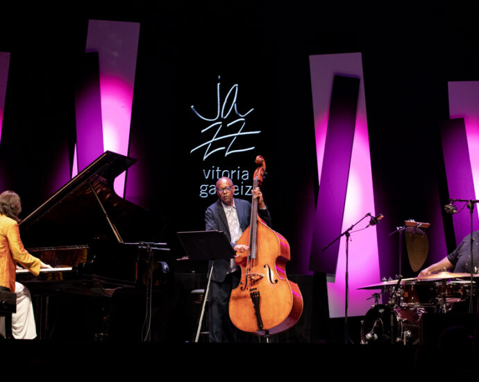 Kris Davis Trío/ Isaiah Collier Quartet (49 Festival de Jazz de Vitoria-Gasteiz 2026. 2026-07-16 y 18) Por Antonio Torres y Pepe Mateos [Conciertos de Jazz] - Tomajazz - Kris Davis Trío / Isaiah Collier Quartet actuaron en el 49 Festival de Jazz de Vitoria-Gasteiz 2026. Antonio Torres y Pepe Mateos relatan y retratan los conciertos. Con Kris Davis, Robert Hurst, Johnathan Blake, Isaiah Collier, Conway Campbell, Davis Whitfield, Tim Regis