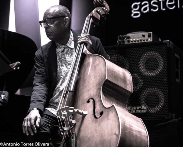 Kris Davis Trío/ Isaiah Collier Quartet (49 Festival de Jazz de Vitoria-Gasteiz 2026. 2026-07-16 y 18) Por Antonio Torres y Pepe Mateos [Conciertos de Jazz] - Tomajazz - Kris Davis Trío / Isaiah Collier Quartet actuaron en el 49 Festival de Jazz de Vitoria-Gasteiz 2026. Antonio Torres y Pepe Mateos relatan y retratan los conciertos. Con Kris Davis, Robert Hurst, Johnathan Blake, Isaiah Collier, Conway Campbell, Davis Whitfield, Tim Regis