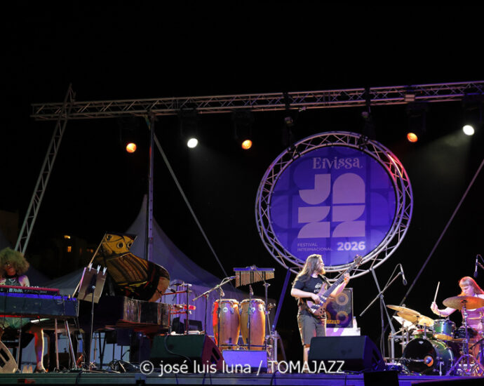L.A.B. Trio (38 Eivissa Jazz Festival. 2026-09-03) Por José Luis Luna Rocafort [INSTANTZZ AKA Galería fotográfica AKA Fotoblog de jazz, impro… y algo más] - Tomajazz - L.A.B. Trio actuó en el 38 Eivissa Jazz Festival como ganador del Concurso de Grupos del Festival de Jazz de Getxo. José Luis Luna Rocafort lo retrata en INSTANTZZ. L.A.B. Trio son Leela Faude, Alexandre Barthalay, Barnabás Miháy