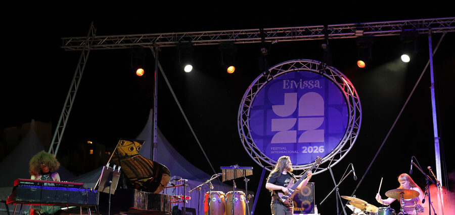 L.A.B. Trio (38 Eivissa Jazz Festival. 2026-09-03) Por José Luis Luna Rocafort [INSTANTZZ AKA Galería fotográfica AKA Fotoblog de jazz, impro… y algo más] - Tomajazz - L.A.B. Trio actuó en el 38 Eivissa Jazz Festival como ganador del Concurso de Grupos del Festival de Jazz de Getxo. José Luis Luna Rocafort lo retrata en INSTANTZZ. L.A.B. Trio son Leela Faude, Alexandre Barthalay, Barnabás Miháy