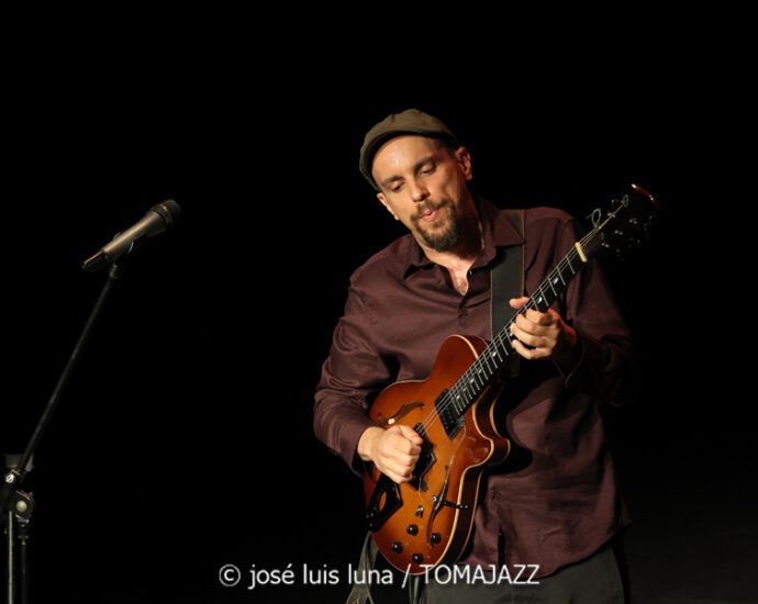 Víctor Antón Cuarteto (XII JazzEñe 2026. Teatro Victoria Eugenia, Donostia - San Sebastián. 2026-07-25) Por José Luis Luna Rocafort [INSTANTZZ AKA Galería fotográfica AKA Fotoblog de jazz, impro… y algo más] - Tomajazz - La propuesta Víctor Antón Cuarteto fue una de las seleccionadas en el XII JazzEñe 2026, que se celebró en julio de 2025 en Donosti. José Luis Luna Rocafort lo retrata en INSTANTZZ. Con Víctor Antón, Daniel Juárez, Darío Guibert, Rodrigo Ballesteros