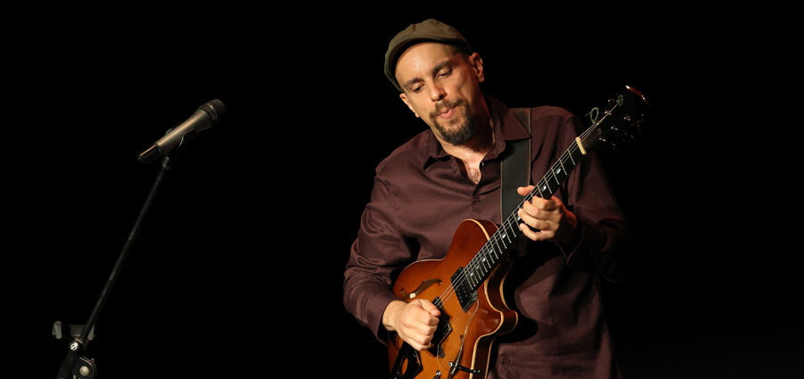Víctor Antón Cuarteto (XII JazzEñe 2026. Teatro Victoria Eugenia, Donostia - San Sebastián. 2026-07-25) Por José Luis Luna Rocafort [INSTANTZZ AKA Galería fotográfica AKA Fotoblog de jazz, impro… y algo más] - Tomajazz - La propuesta Víctor Antón Cuarteto fue una de las seleccionadas en el XII JazzEñe 2026, que se celebró en julio de 2025 en Donosti. José Luis Luna Rocafort lo retrata en INSTANTZZ. Con Víctor Antón, Daniel Juárez, Darío Guibert, Rodrigo Ballesteros