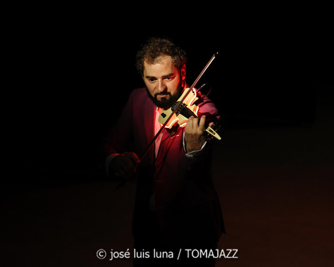 El Gran Ra (XII JazzEñe 2026. Teatro Victoria Eugenia, Donostia - San Sebastián. 2026-07-24) Por José Luis Luna Rocafort [INSTANTZZ AKA Galería fotográfica AKA Fotoblog de jazz, impro… y algo más] - Tomajazz - El Gran Ra actuó en el XII JazzEñe 2026 en San Sebastián. José Luis Luna Rocafort lo retrata en INSTANTZZ. Con Raúl Márquez, David Sancho, Fran Gayo