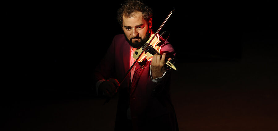 El Gran Ra (XII JazzEñe 2026. Teatro Victoria Eugenia, Donostia - San Sebastián. 2026-07-24) Por José Luis Luna Rocafort [INSTANTZZ AKA Galería fotográfica AKA Fotoblog de jazz, impro… y algo más] - Tomajazz - El Gran Ra actuó en el XII JazzEñe 2026 en San Sebastián. José Luis Luna Rocafort lo retrata en INSTANTZZ. Con Raúl Márquez, David Sancho, Fran Gayo