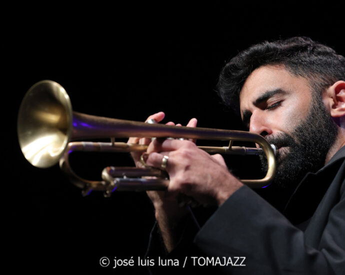Riley Mulherkar (49 Festival de Jazz de Vitoria-Gasteiz 2026. 2026-07-17) Por José Luis Luna Rocafort [INSTANTZZ AKA Galería fotográfica AKA Fotoblog de jazz, impro… y algo más] - Tomajazz - Riley Mulherkar actuó en el 49 Festival de Jazz de Vitoria-Gasteiz 2026. José Luis Luna Rocafort lo retrata en INSTANTZZ. Con Riley Mulherkar, Barry Stephenson, Chris Pattishall, Jason Burger