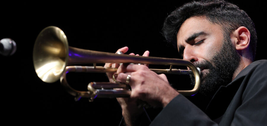 Riley Mulherkar (49 Festival de Jazz de Vitoria-Gasteiz 2026. 2026-07-17) Por José Luis Luna Rocafort [INSTANTZZ AKA Galería fotográfica AKA Fotoblog de jazz, impro… y algo más] - Tomajazz - Riley Mulherkar actuó en el 49 Festival de Jazz de Vitoria-Gasteiz 2026. José Luis Luna Rocafort lo retrata en INSTANTZZ. Con Riley Mulherkar, Barry Stephenson, Chris Pattishall, Jason Burger