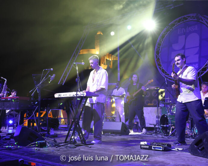 The Illusions & Nathan Haines (38 Eivissa Jazz Festival. 2026-09-03) Por José Luis Luna Rocafort [INSTANTZZ AKA Galería fotográfica AKA Fotoblog de jazz, impro… y algo más] - Tomajazz - The Illusions & Nathan Haines actuaron en el 38 Eivissa Jazz Festival. José Luis Luna Rocafort lo retrata en INSTANTZZ. Participaron Pere Navarro, Franco Botto, Antonio Blakstad, Antoni Marí, Antonio Prosper, Arturo García, Katana McKenzie, Nathan Haines