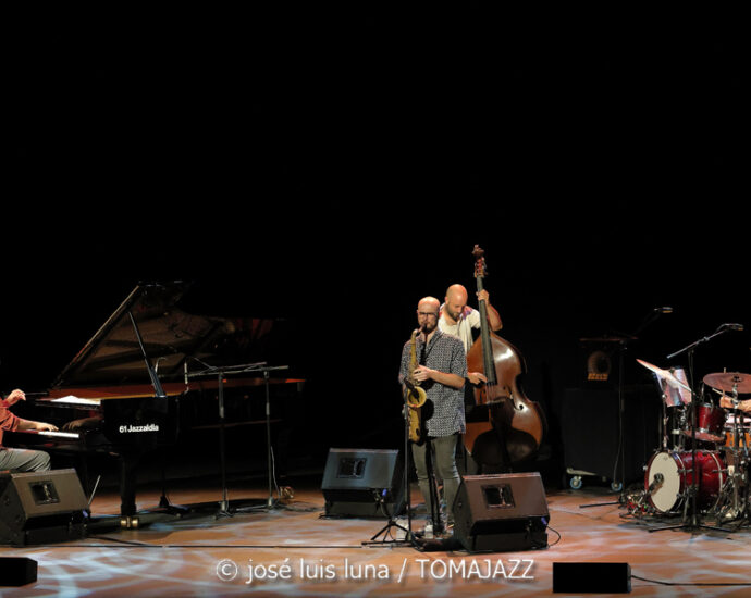 Daniel Juárez Quartet: Reflexividad (XII JazzEñe 2026. Teatro Victoria Eugenia, Donostia - San Sebastián. 2026-07-25) Por José Luis Luna Rocafort [INSTANTZZ AKA Galería fotográfica AKA Fotoblog de jazz, impro… y algo más] - Tomajazz - Daniel Juárez Quartet: Reflexividad actuó en el XII JazzEñe 2026 que se celebró en el Teatro Victoria Eugenia de Donostia - San Sebastián, el 25 de julio de 2026. José Luis Luna Rocafort lo retrata en INSTANTZZ. Con Daniel Juárez, Xan Campos, Darío Guibert, Rodrigo Ballesteros