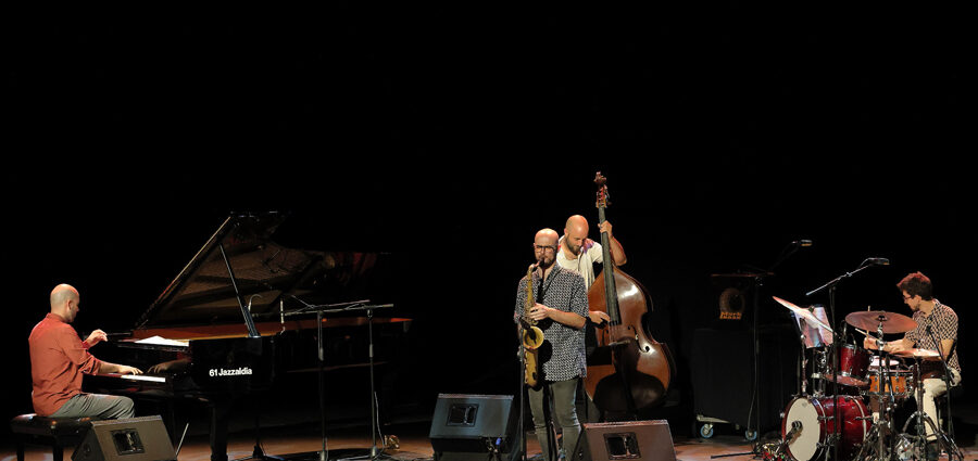 Daniel Juárez Quartet: Reflexividad (XII JazzEñe 2026. Teatro Victoria Eugenia, Donostia - San Sebastián. 2026-07-25) Por José Luis Luna Rocafort [INSTANTZZ AKA Galería fotográfica AKA Fotoblog de jazz, impro… y algo más] - Tomajazz - Daniel Juárez Quartet: Reflexividad actuó en el XII JazzEñe 2026 que se celebró en el Teatro Victoria Eugenia de Donostia - San Sebastián, el 25 de julio de 2026. José Luis Luna Rocafort lo retrata en INSTANTZZ. Con Daniel Juárez, Xan Campos, Darío Guibert, Rodrigo Ballesteros