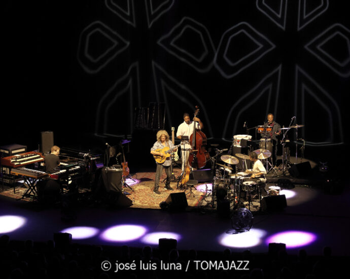 Pat Metheny Side-Eye III+ (61 Jazzaldia 2026. Donosti. 2026-07-25) Por José Luis Luna Rocafort [INSTANTZZ AKA Galería fotográfica AKA Fotoblog de jazz, impro… y algo más] - Tomajazz - Pat Metheny Side-Eye III+ actuó en el 61 Jazzaldia 2026. José Luis Luna Rocafort lo retrata en INSTANTZZ. Con Pat Metheny, Chris Fishman, Joe Dyson, Jermaine Paul, Leonard Patton