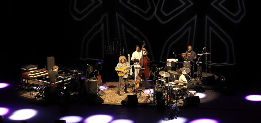 Pat Metheny Side-Eye III+ (61 Jazzaldia 2026. Donosti. 2026-07-25) Por José Luis Luna Rocafort [INSTANTZZ AKA Galería fotográfica AKA Fotoblog de jazz, impro… y algo más] - Tomajazz - Pat Metheny Side-Eye III+ actuó en el 61 Jazzaldia 2026. José Luis Luna Rocafort lo retrata en INSTANTZZ. Con Pat Metheny, Chris Fishman, Joe Dyson, Jermaine Paul, Leonard Patton