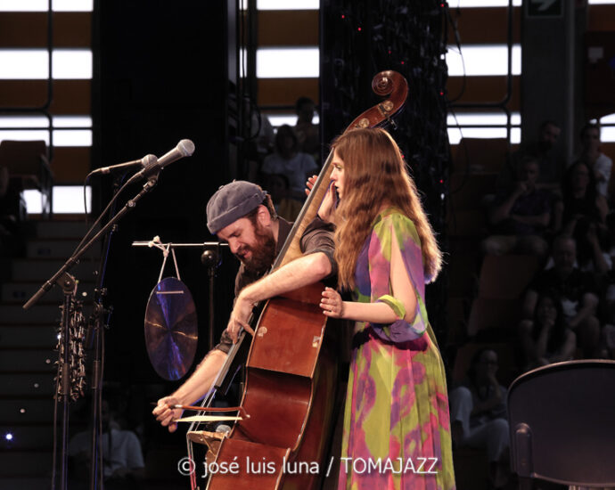 Magalí Sare & Manel Fortià (49 Festival de Jazz de Vitoria-Gasteiz 2026. 2026-07-17) Por José Luis Luna Rocafort [INSTANTZZ AKA Galería fotográfica AKA Fotoblog de jazz, impro… y algo más] - Tomajazz - Magalí Sare & Manel Fortià actuaron en el 49 Festival de Jazz de Vitoria-Gasteiz 2026. José Luis Luna Rocafort lo retrata en INSTANTZZ