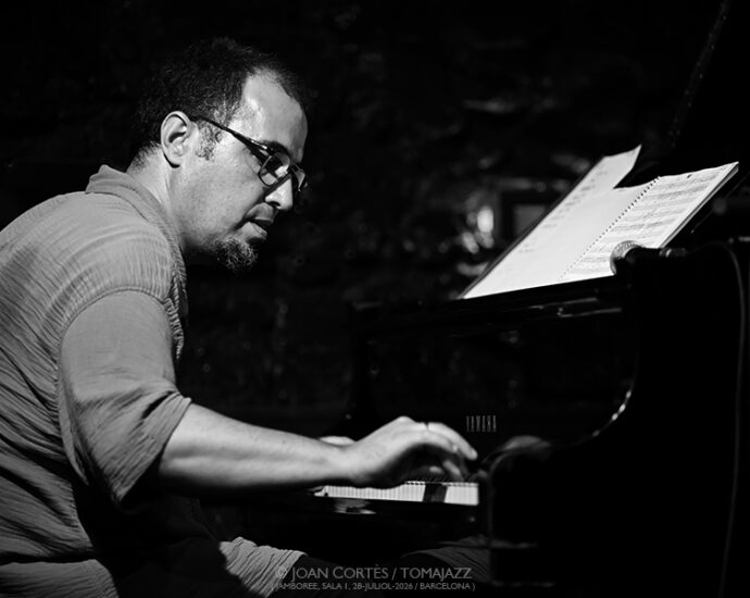 Sergi Sirvent “Aware” (Jamboree, 2026-07-28 / Barcelona) Por Joan Cortès [INSTANTZZ AKA Galería fotográfica AKA Fotoblog de jazz, impro… y algo más] - Tomajazz - Sergi Sirvent “Aware” actuó en Jamboree, Barcelona, el 28 de julio de 2026. Joan Cortès lo retrata en INSTANTZZ. Con Sergi Sirvent, Masa Kamaguchi, Takeo Takahashi