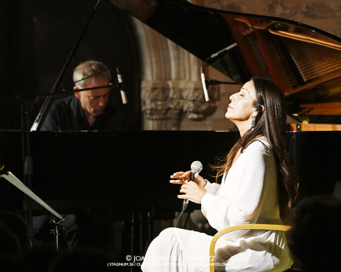 Mariola Membrives & Albert Bover (Stagnum.26 / Claustre, 2026-08-22 / L’Estany -Barcelona-) Por Joan Cortès [INSTANTZZ AKA Galería fotográfica AKA Fotoblog de jazz, impro… y algo más] - Tomajazz - Mariola Membrives & Albert Bover actuó en Stagnum.26 en L'Estany, Barcelona, el 22 de agosto de 2026. Joan Cortès lo retrata en INSTANTZZ