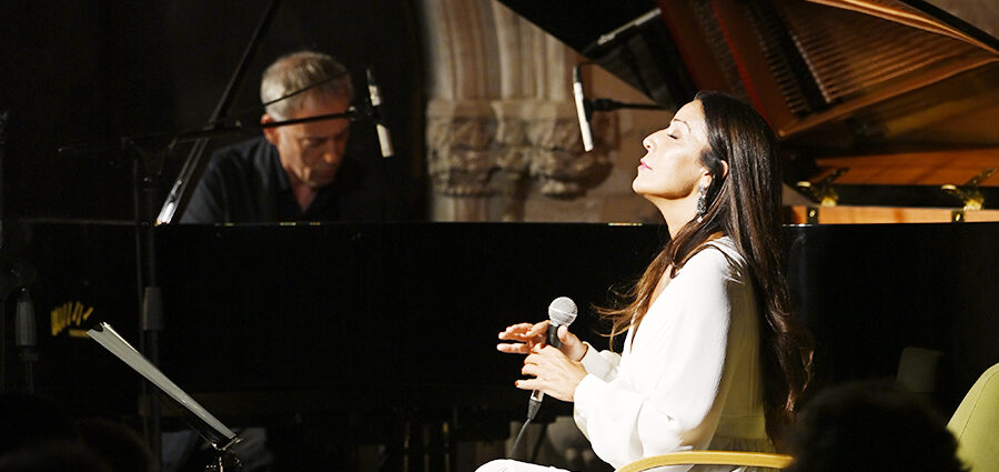 Mariola Membrives & Albert Bover (Stagnum.26 / Claustre, 2026-08-22 / L’Estany -Barcelona-) Por Joan Cortès [INSTANTZZ AKA Galería fotográfica AKA Fotoblog de jazz, impro… y algo más] - Tomajazz - Mariola Membrives & Albert Bover actuó en Stagnum.26 en L'Estany, Barcelona, el 22 de agosto de 2026. Joan Cortès lo retrata en INSTANTZZ